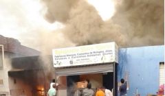 Incêndio destruiu casa e dois estabelecimentos comerciais em Quirinópolis.