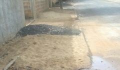 Moradores reclamam sobre esgoto estourado