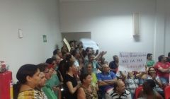 Presidente da Câmara de São Simão-Go Leopoldo, encerra sessão para a votação da privatização de água, após Vereador Gilomé começar o seu discurso.