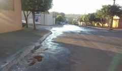 Vazamento de água no Bairro Hélio Leão III