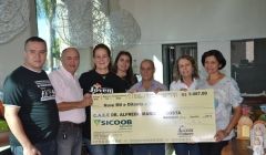 Mais um Cheque Entregue Para CAEE Dr. Alfredo Mariz da Costa.