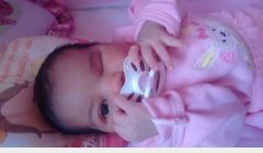 Criança que nasceu sem globo ocular aguarda por tratamento especializado