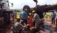 Homem ficou preso às ferragens de caminhão após capotamento. 
