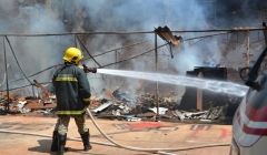 Bombeiros controlaram incêndio em auto peças