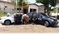 PM prende dois foragidos da justiça e recupera um carro roubado