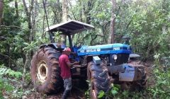 PM apreendeu trator que estava escondido em mata