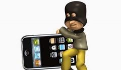 Ladrão é flagrado furtando celular e acaba preso.