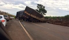 Carretas colidem de frente e matam os dois motoristas
