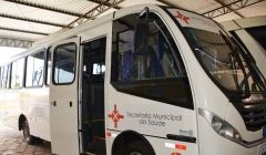 Pacientes de Quirinópolis ganham veículo novo para levá-los às sessões de hemodiálise