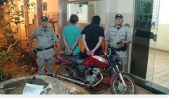 PM recupera moto furtada e apreende simulacro de arma de fogo