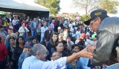 Prefeitura de Quirinópolis faz entrega de feijão a famílias de baixa renda