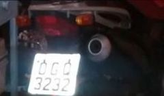 Dupla obriga casal a parar moto e rouba veículo
