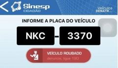 Bandidos roubaram veículo na Rua Dr. Martins. Um dos suspeitos foi preso