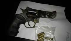 Ao limpar terreno, homem encontrou arma de fogo.