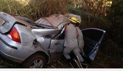 Saída de pista mata motorista e deixa passageiro ferido