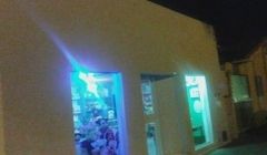 Ladrões furtaram fachada de loja.