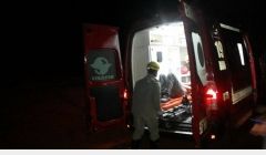 Motociclista fica ferido após atropelar animal