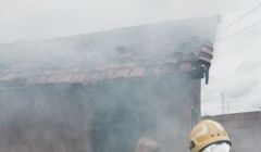 Bombeiros apagaram incêndio em residência