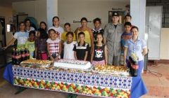 Policial oferece festa em escola