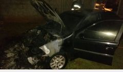 Fogo destruiu carro em garagem