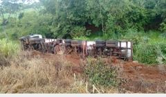Motorista cochila ao volante e carreta sai da pista