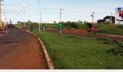 Presos do regime semiaberto estão participando de trabalho de limpeza, em Quirinópolis.
