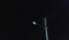 Lâmpada queimada em poste incomoda moradores