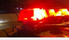 Desconhecidos atiram contra portão de residência