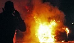 Fogo destrói veículo