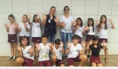 Hurso ensina crianças a higienizarem as mãos corretamente