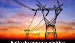 Quirinópolis: Caminhão danifica postes e deixa parte da cidade sem energia