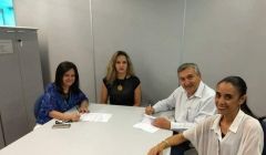 Prefeito assinou 2 contratos com a CEF para recapear Avenida Brasil.