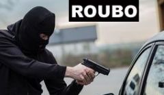 Casal teve carro roubado