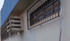 Ladrões furaram buraco na parede dos Correios, levaram arma e dinheiro do cofre.