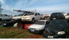 Veículos apreendidos são levados a leilão.