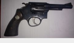 Preso homem que portava arma de fogo, em comércio