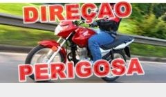 Rapaz flagrado empinando moto, com menino de 4 anos