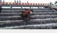 Façanha. Motorista sobe aterro de lago e carro cai “dentro” de passarela