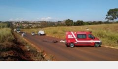 Motociclista morre ao chocar de frente com caminhão caçamba