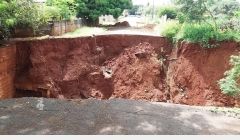 Mulher morre em cratera de ponte caída