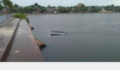 Carro dentro de lago