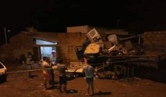 Caminhão perde os freios e invade casa no Bairro Chico Junqueira