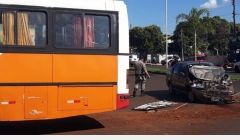 Acidente entre carro e ônibus deixou homem ferido.